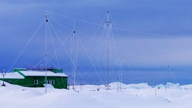 «Озоновий офіс»: вигляд ззовні й антенна іонозонду в інії (фото Анни Соіної)