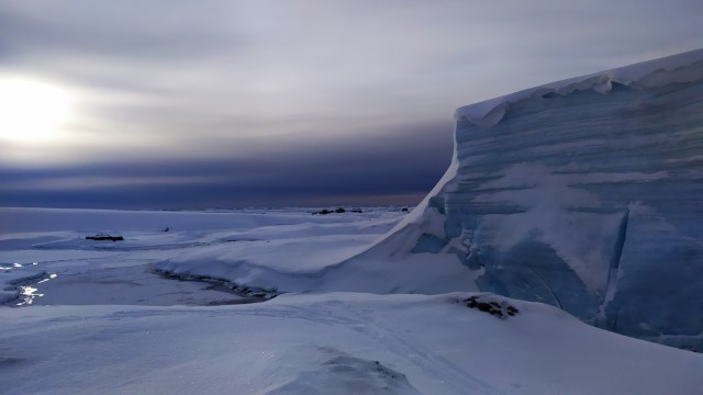 Льодовик о.Галіндез, вид з о.Скуа (фото Анни Соіної)