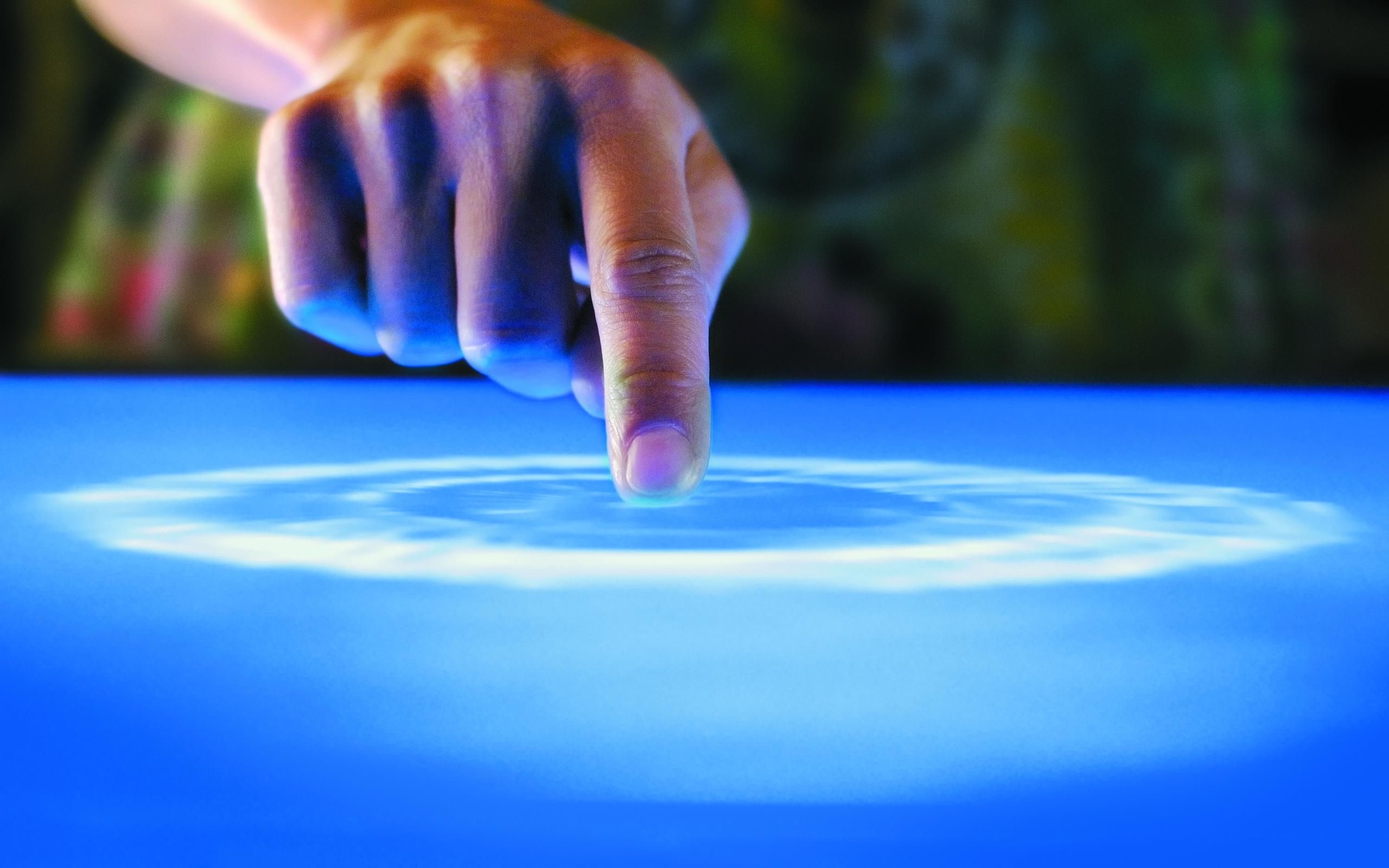 Нажатие пальцем на экран. Сенсорный экран. Прикосновение к воде. Рука касается воды. Эффект прикосновения.
